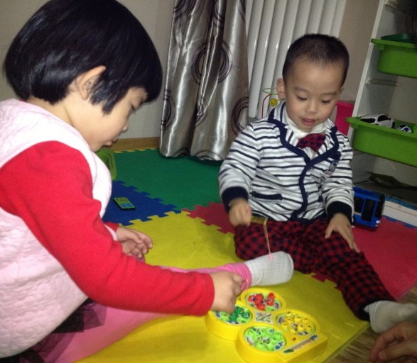親子教育人士認(rèn)為：很多家長會給孩子做親子閱讀，在親子閱讀的過程中，難免都會遭遇寶寶撕書的情況。面對這樣的情況，父母該將孩子撕爛的書，用膠水把書補(bǔ)好，最好讓孩子跟父母一起把書補(bǔ)好。