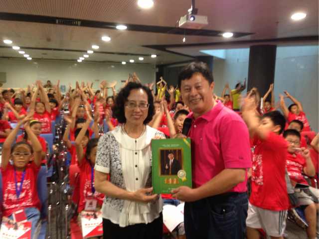 孩子們在助教隊的引領下游歷清華美麗風光，覓偉人足跡、學偉人精神、拓偉人胸懷！